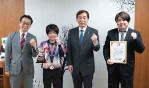 第15回全日本小学生ボウリング競技大会で優勝した選手による報告の写真