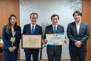 明治安田生命保険相互会社からの寄附目録の受領の写真