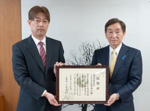 企業版ふるさと納税による寄附に対する鈴木治作株式会社への感謝状贈呈の写真