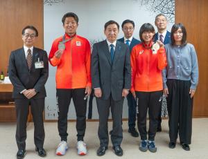 「東京2025デフリンピック」でメダルを獲得した岡田夕愛選手、齋藤心温選手による報告の写真