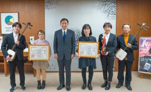 津軽三味線・津軽民謡全国大会で入賞した津軽三味線グループ「いちこつ」による報告の写真