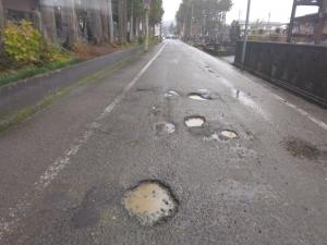 舗装の穴（参考写真）