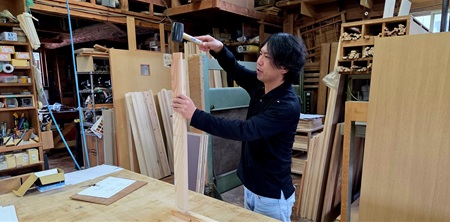 木工所で作業する米山さん（写真）