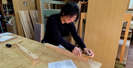 作業風景　木材にかんなをかける様子（写真）