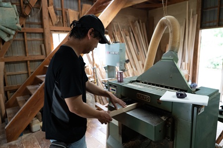 作業風景　木材を加工する様子（写真）