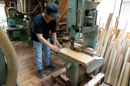 作業風景　木材を加工（切断）する様子（写真）