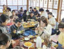 みんなでご飯を食べている様子（写真）
