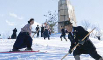 「一本杖スキー術」披露の様子（写真）