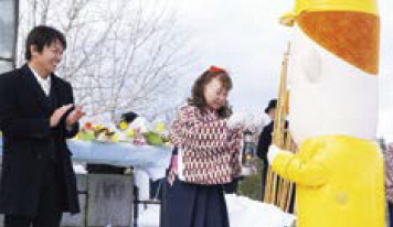 顕彰会に参加したご当地キャラのレルヒさん（写真）