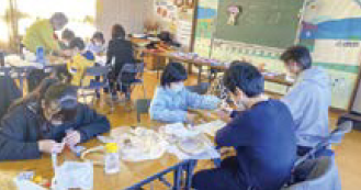 しめ縄飾りを作る様子（写真）