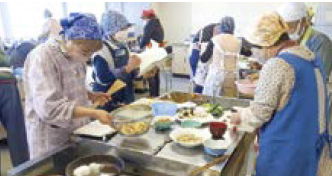 和気あ いあいと料理を楽しむ参加者のみなさん（写真）