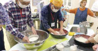 参加者のみなさんが粉をふるったり打ったりしている様子（写真）