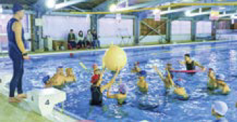 参加者のみなさんがキンボールを使ったレクリエーションを楽しむ様子（写真）