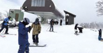 雪が積もったゲレンデでスキーやスノーボードを楽しむ様子（写真）