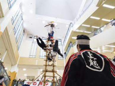 イオン上越店で行われた、板倉方面隊による「はしごのぼり」（写真）