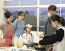 食事の用意をする様子（写真）