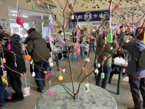 まゆ玉飾り作りを行う参加者の様子（遠景、写真）