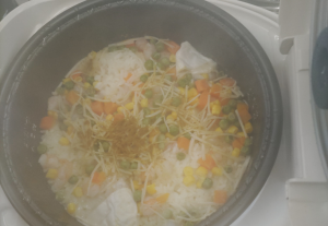 炊飯器で炊いたエビピラフ（写真）