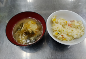 完成した炊込みご飯と味噌汁（写真）