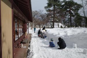 雪灯籠・雪だるま作りの様子（写真）