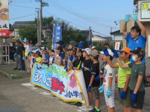 あいさつ運動（柿崎区青少年育成会議）の様子（写真）