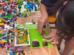 東頸中学校1年生の作品づくりの様子（写真）