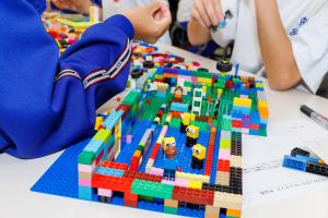 板倉学校1年生の作品づくりの様子（写真）