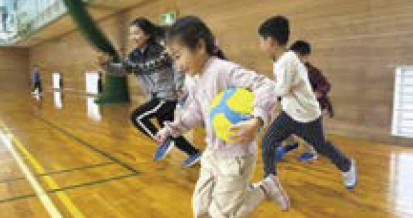 体育館で走ったりボールであそぶ子どもたち(写真)