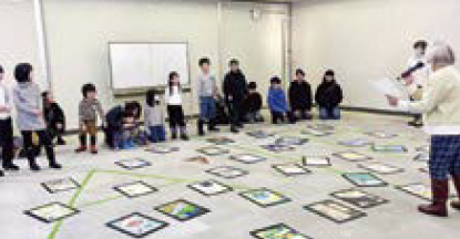 ジャンボかるたで遊ぶ様子(写真)