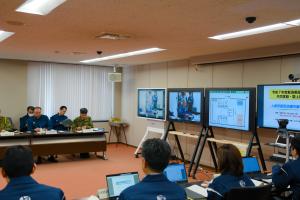 国や県とはオンラインで接続(写真)