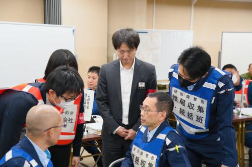 関係機関で対応を協議(写真)