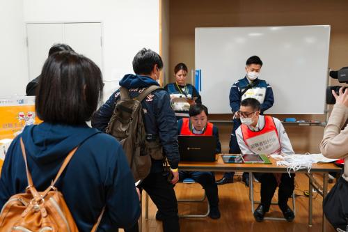 避難者の受付(写真)