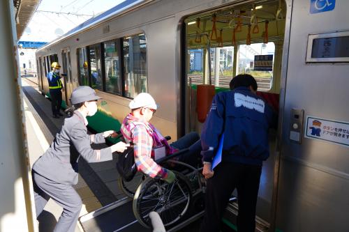 直江津駅で電車に乗車(写真)