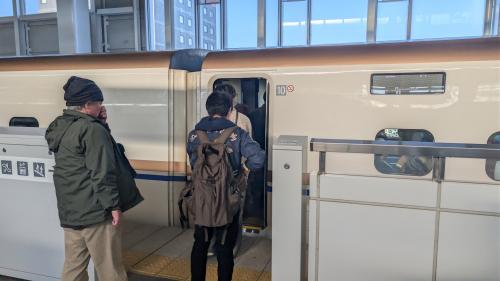 上越妙高駅で新幹線へ乗車(写真)