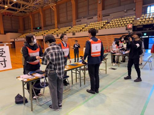 避難者の受付(写真)