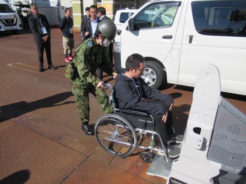 自衛隊による入所者搬送（写真）