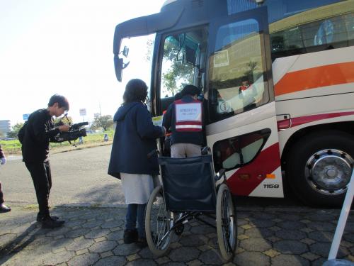 バスに乗車する様子(写真)