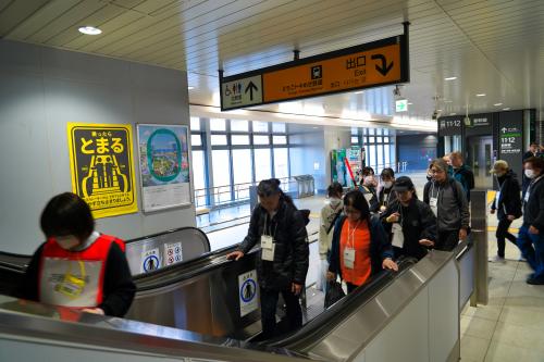 構内の避難誘導(写真)