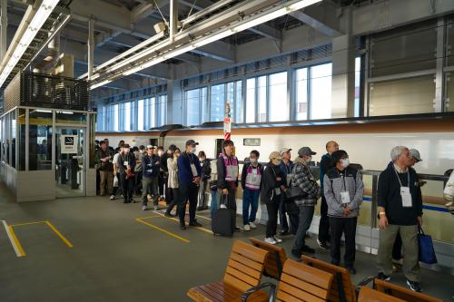 ホームで待機(写真)