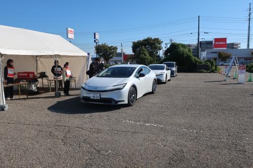 ドライブスルー形式で受付（写真）