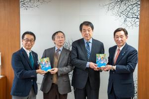 第34回小川未明文学賞受賞作決定の報告（写真）