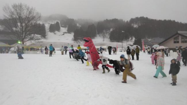 「ゲレンデ逆走！こども宝探し」の様子（写真）