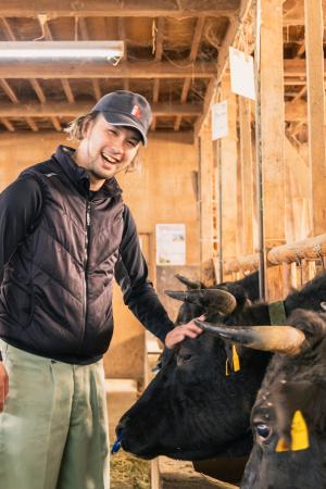 水澤洸大さんと牛（写真）