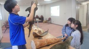 うみがたりの職員から説明を受ける子どもたち（写真）