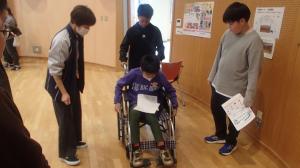 車いすに乗って福祉体験（写真）