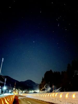 薄暮の中、背景に山、ろうそくとのコラボレーション（写真）