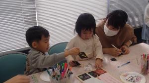 仲良く作業に取り組む親子（写真）