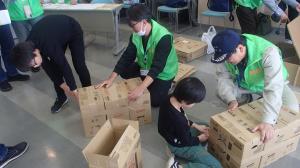 防犯体験で段ボールベットを作成する子どもたち（写真）