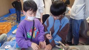 友だちと仲良く流木アートを作成（写真）