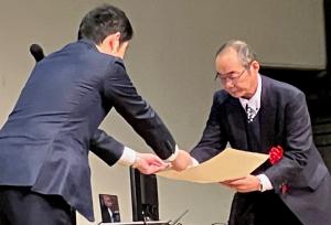 表彰される旧名立南部仏教協会の石井さん（写真）